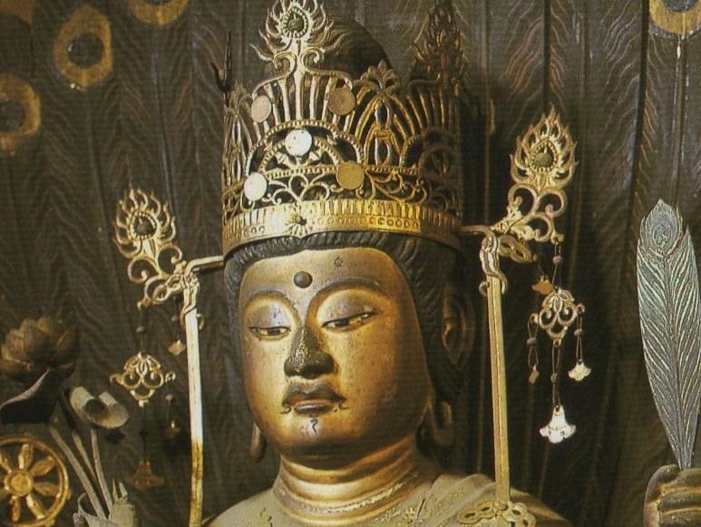 butsuzobot's tweet photo. 正暦寺孔雀明王坐像：鎌倉時代の制作。 孔雀は端正な容姿を持つが、毒虫や毒蛇を好んで食すという。だが、孔雀はその毒に侵されることはない。そこから転じて、孔雀明王は人間にとって毒である苦しみや災厄、煩悩を取り除く功徳があると伝わる。 https://t.co/zB6nm7UxTJ