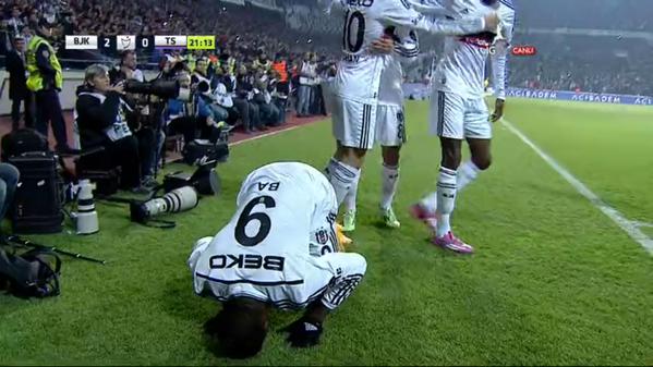 Demba Ba, Konya'da da secdesini yapıyor..