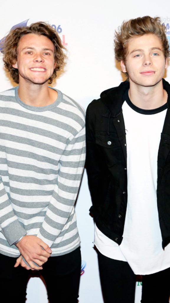 5SecsOfCookies's tweet image. ASHTON IS WEARING STRIPES OMG I'M ON THE FLOOR #BestNewArtist 5 Seconds of Summer