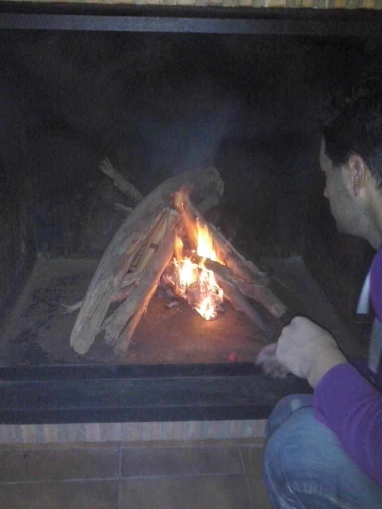 crispradooo's tweet photo. Despues de una buena merienda en Amanecer que mejor que encender la chimeneita#domingo#relax http://t.co/KWMQinJWms