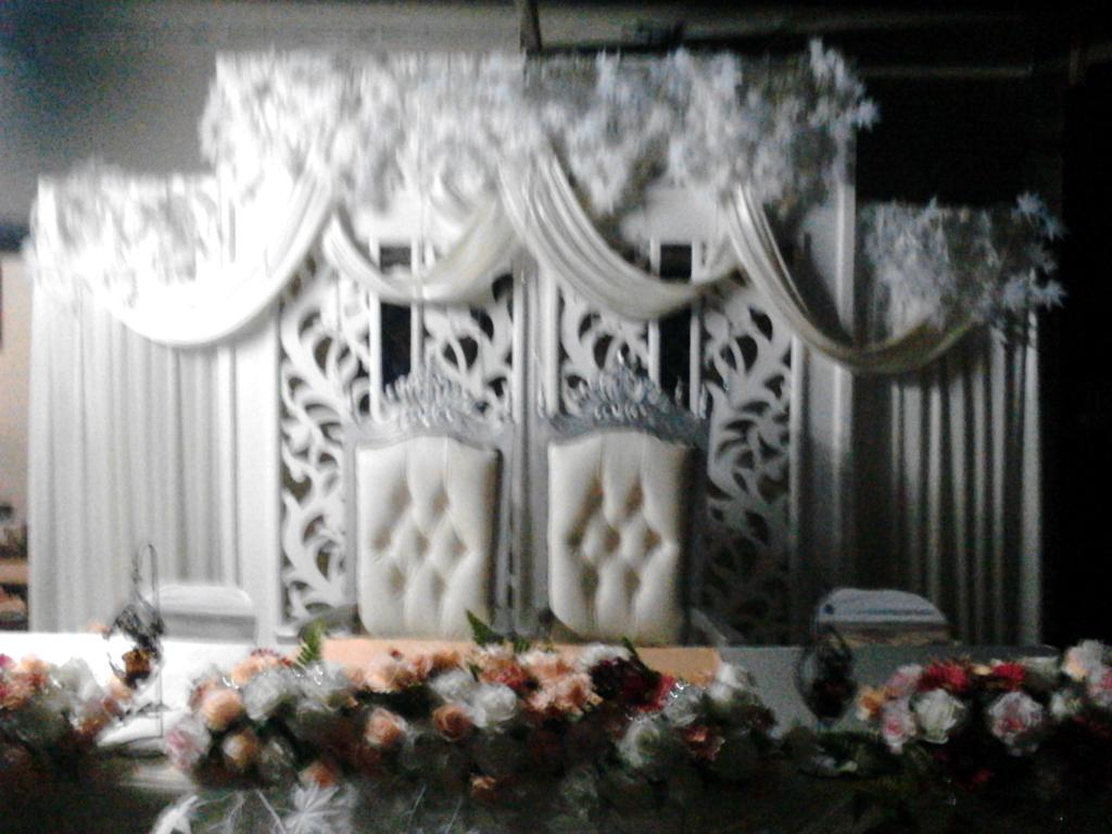 PaklongPatah's tweet photo. Selamat pengantin bru yong,gambr ang x dak..pelamin pn jd la keh http://t.co/SZJkEfOUId