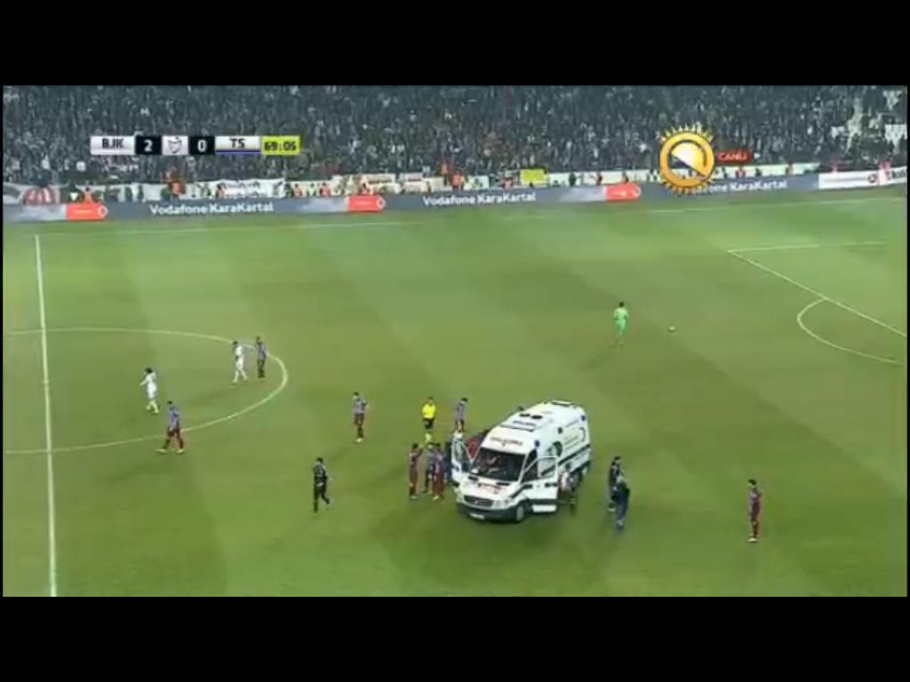bjkliyizulan's tweet photo. Mustafa Pektemek için ambulans sahada :(
Geçmiş olsun Pektemek... http://t.co/AszIIAnChU
