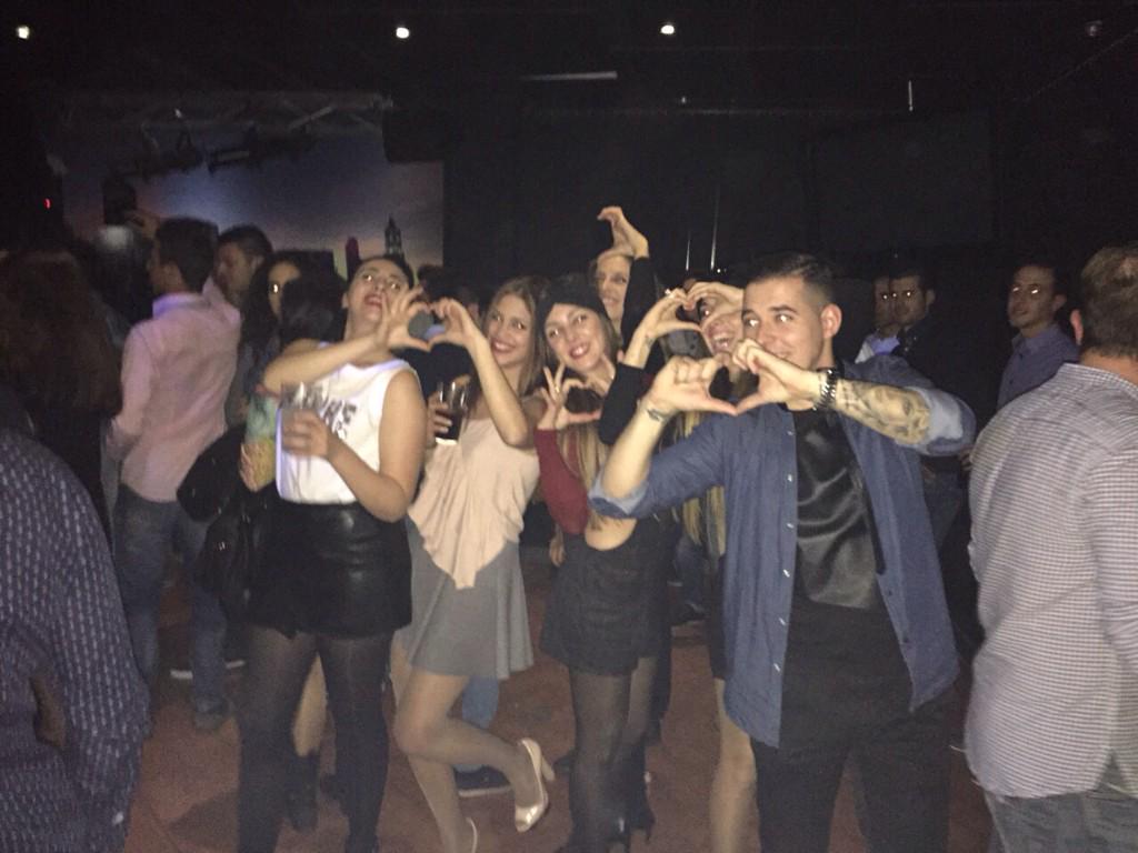 anilla95r's tweet photo. @andyelgea @carmen_avi13 @Glorialv foto preciosa y el fotógrafo @juan_gm14 http://t.co/ND9SrIfh3l