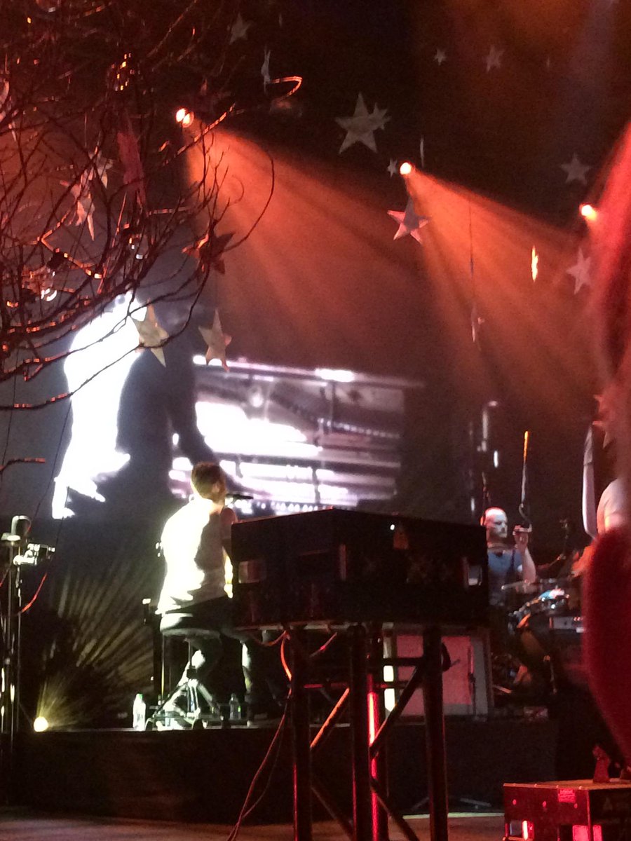 NuSeven's tweet image. Never seen so much confetti. @bmwwelt_live @ColdplayAtlas @coldploy @Roadie_42