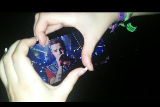 SmiithEve's tweet photo. BEST MOVIE EVER IT BRINGS BACK SO MANY MEMORIES OMG @onedirection #WWADVDWatchParty
x12 http://t.co/zLeXyz0bAQ