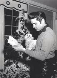 MartyJay2's tweet photo. Dec 1957 was the 1st #ElvisXmas in @VisitGraceland though soured by the receipt of his #armydraft - deferred till Mar http://t.co/i5pGUzVJnN