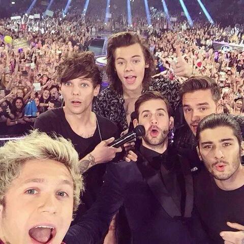 sacredzjm's tweet photo. NIALL ALWAYS KNOWS WHAT WE WANT

GOD BLESS HIM AND HIS SELFIE SKILLS

#MTVStars One Direction http://t.co/Ccw5HHrvw9