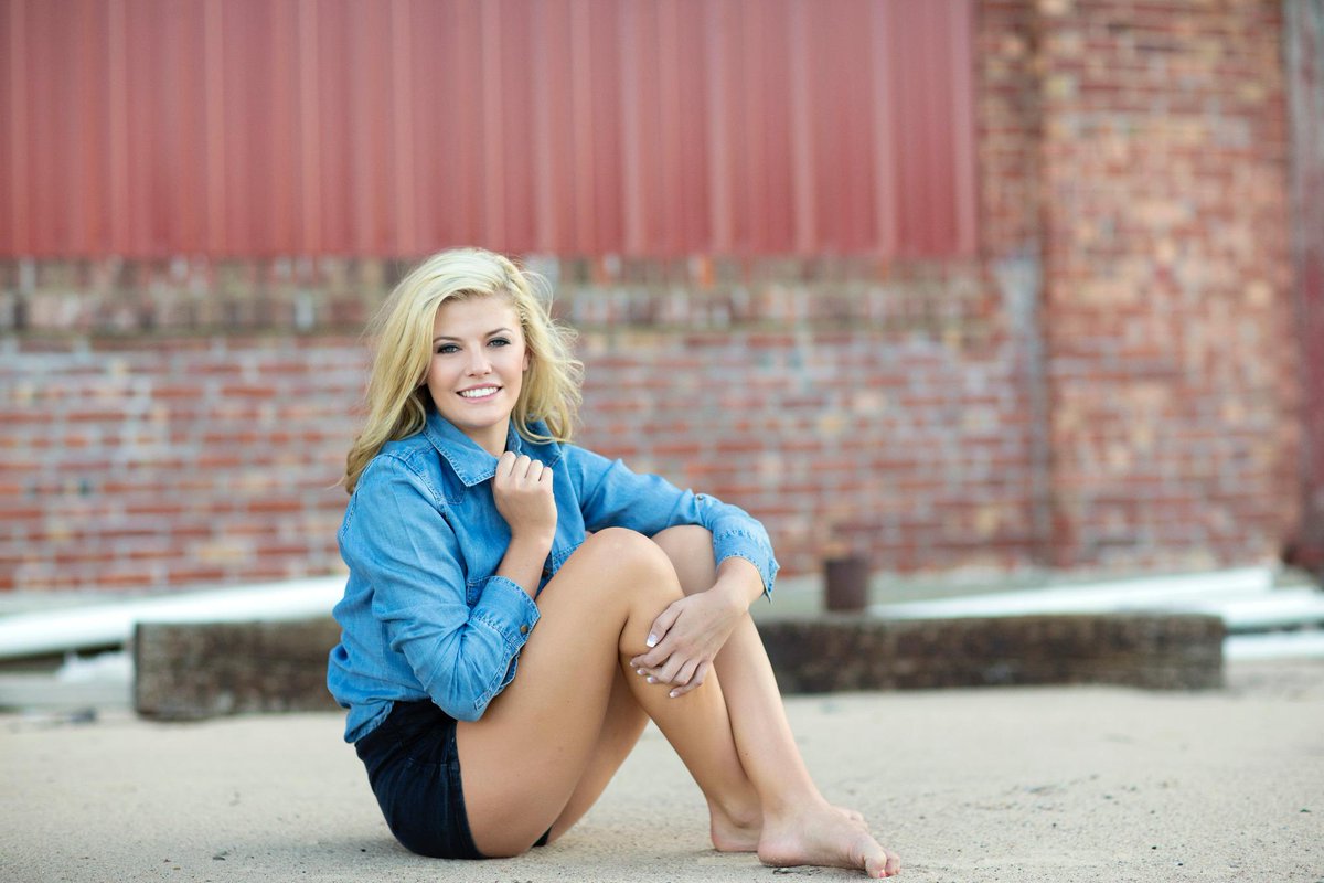 KristynHodny's tweet photo. Senior Pic of denim dan http://t.co/Eb09cbLbXm