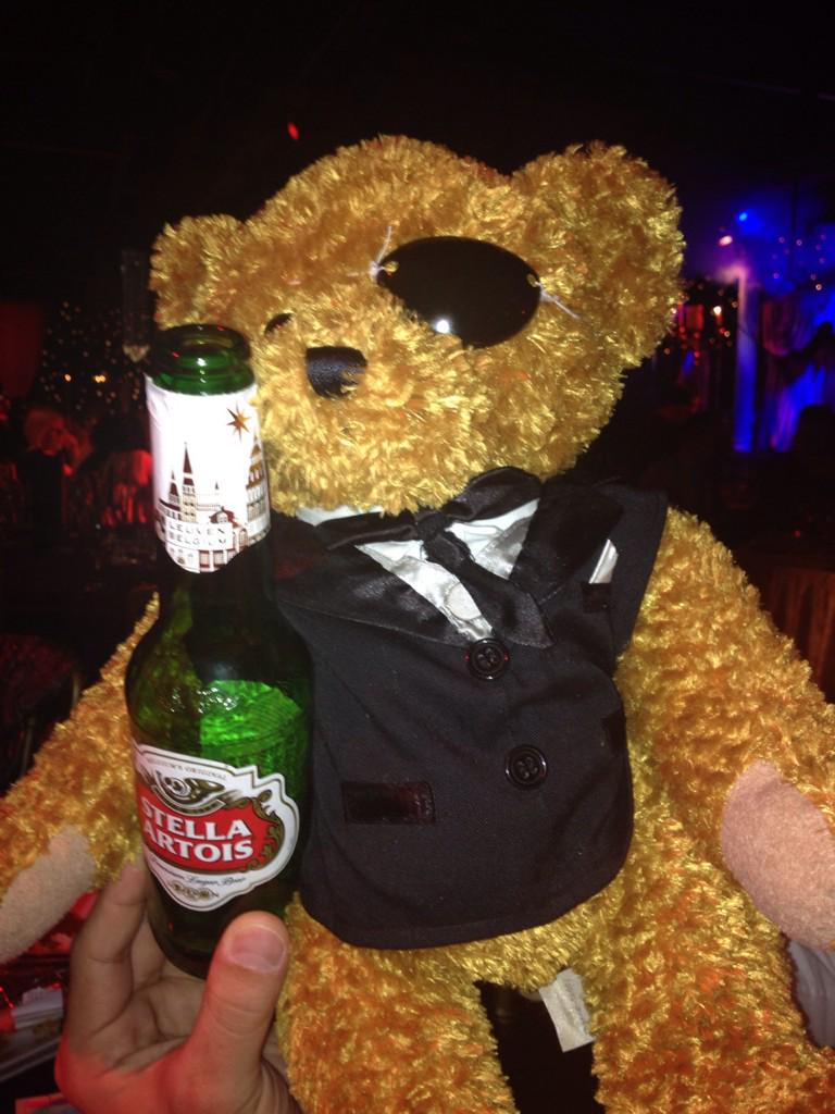cathhardy15's tweet image. Ted is enjoying himself this eve too! #beertime #piratepatch #crackerprize