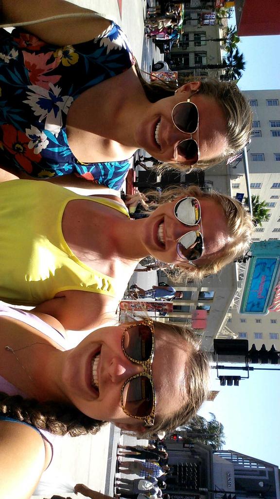 MackenzieRowe's tweet photo. Missing my sissys. ♡ @EmRowe44 @HilaryRowe http://t.co/TH1DUsJHx5
