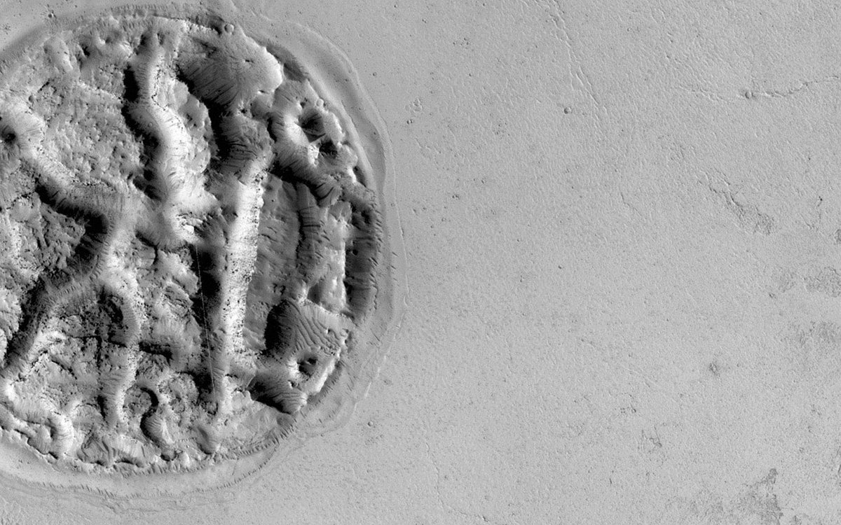 wiredspacephoto's tweet photo. Really weird landform spotted on Mars. http://t.co/1sa0DCFlrh http://t.co/GbboZeGuwM