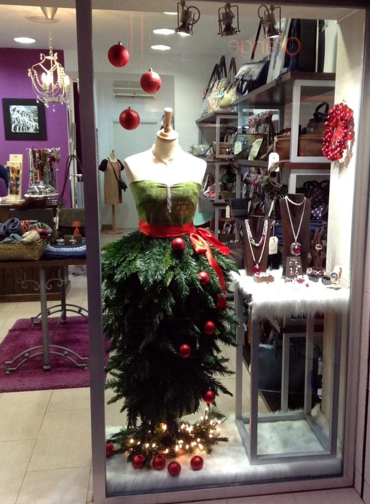 STRASS_MODA's tweet photo. Estrenamos escaparates en nuestras tiendas. Aquí tenéis el de #STRASSMENACHO 😉 #Navidad #Badajoz #Escaparate http://t.co/8aSqHq72k4