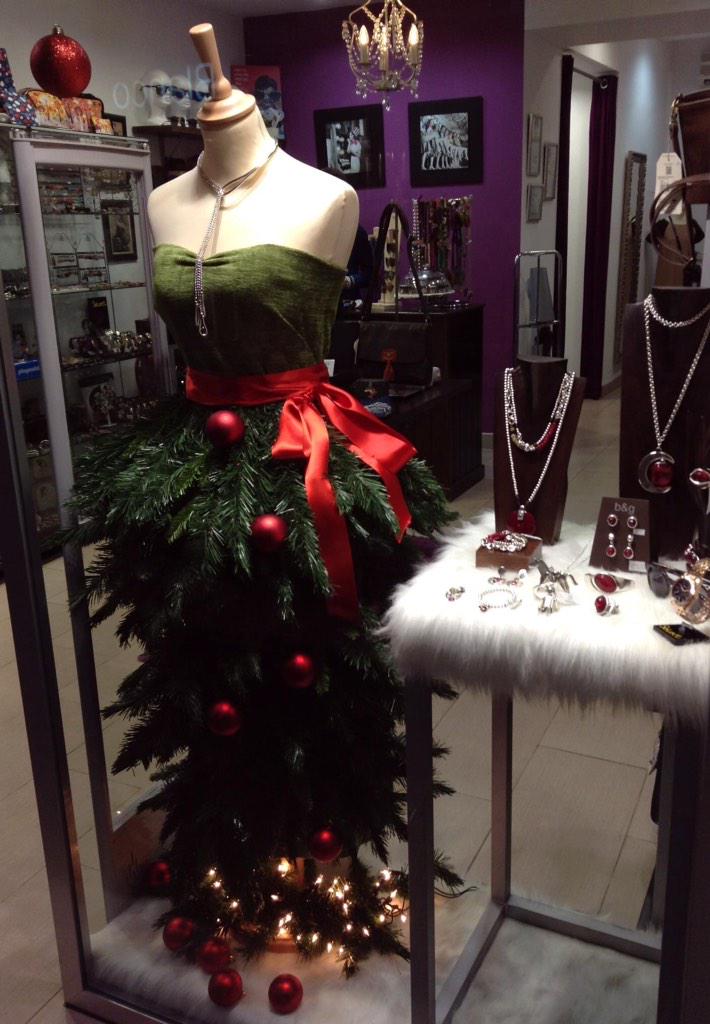 STRASS_MODA's tweet photo. Estrenamos escaparates en nuestras tiendas. Aquí tenéis el de #STRASSMENACHO 😉 #Navidad #Badajoz #Escaparate http://t.co/8aSqHq72k4