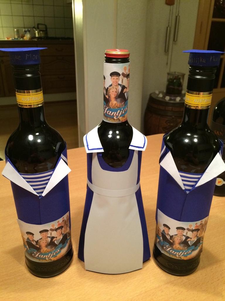 “<a href="/Noortjuh/">Noortje Blommers</a>: Heb 3 lieve mensen blij  mogen maken met een cadeautje!  <a href="/barry_degooijer/">barry de gooijer</a> <a href="/RickSessink/">ricksessink</a> en @RosaliedeJong ”