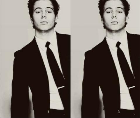 loveslikeadream's tweet photo. But imagine Luke Hemmings in a suit. This needs to happen..
#LukeDateWithEmma
#BestNewArtist 5 Seconds Of Summer http://t.co/nKNWJPjplh