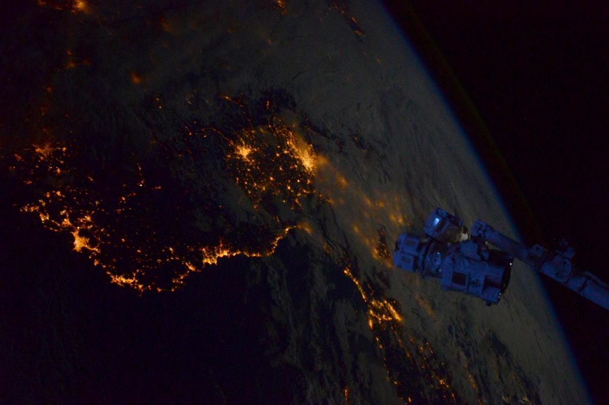 Ciao #Milano, finalmente senza troppe nuvole oggi. Spero sia stato un buon Sant'Ambrogio! #Italy #HelloEarth