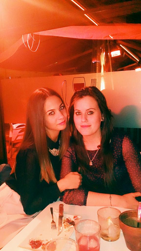 carlosrofi16's tweet photo. Mis niñas guapas (L) @nrv91 @Isa_Escudero91 http://t.co/WQrPZzGigf