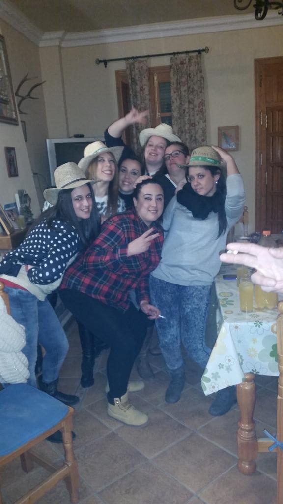DePiozas's tweet photo. Gran finde semana en la mejor compañía @cristinadamota @_ViiCo @Saramolinaa12 @charii280712  @cati_macias @caty Desii http://t.co/qUZpQ3N46R