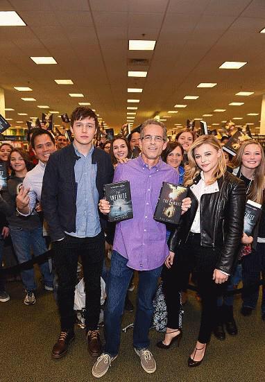 5thwavenews's tweet photo. Photos of @ChloeGMoretz @RickYancey and #NickRobinson from the book signing today! http://t.co/xl24OMNcnq