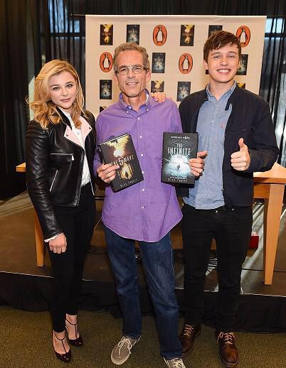 5thwavenews's tweet photo. Photos of @ChloeGMoretz @RickYancey and #NickRobinson from the book signing today! http://t.co/xl24OMNcnq