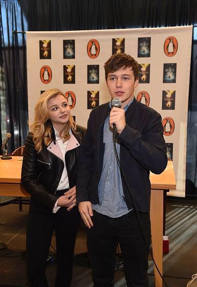 5thwavenews's tweet photo. Photos of @ChloeGMoretz @RickYancey and #NickRobinson from the book signing today! http://t.co/xl24OMNcnq