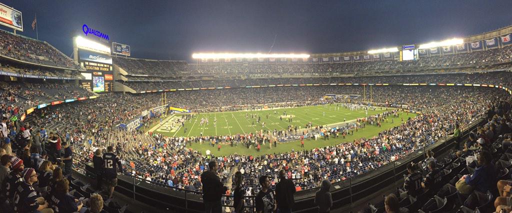 BigBrock9's tweet photo. Pats>Chargers #livefromSD http://t.co/dpFSvqp3CW