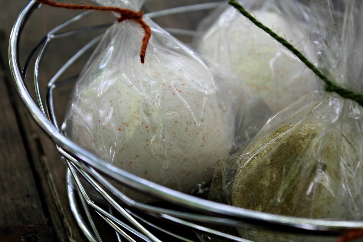 ecobathhouse's tweet photo. Lavender Glitz Holiday Bathbomb Giftset! Come get one:) #gift #lavender #Ecobath #naturalbathbomb #bathbomb #VA #DC http://t.co/MjmfchzSq6