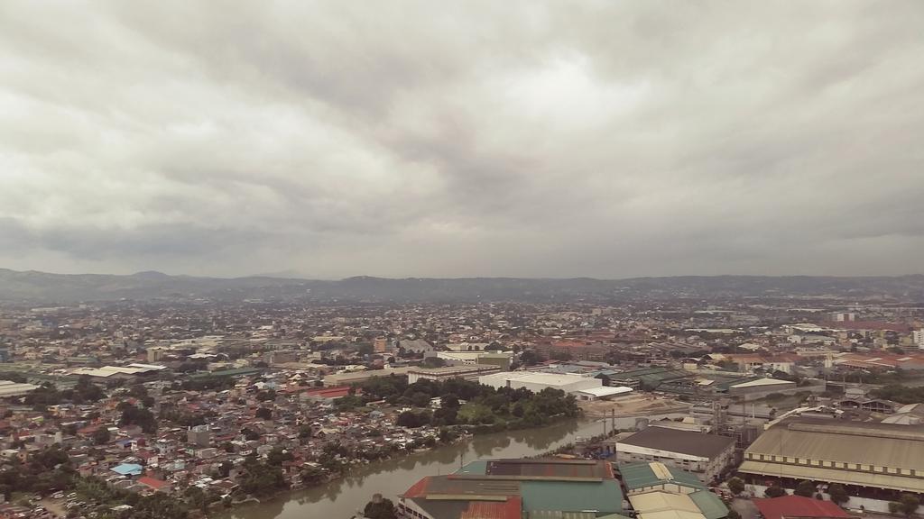 jmelton_2's tweet image. The calm before the storm...#Manila #TyphoonRuby