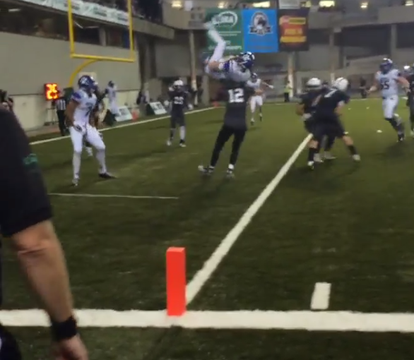 BleacherReport's tweet photo. VIDEO: A high school QB does a front flip into the end zone to score in a state title game http://t.co/zr3rU568pR http://t.co/aP9G2ftW4W