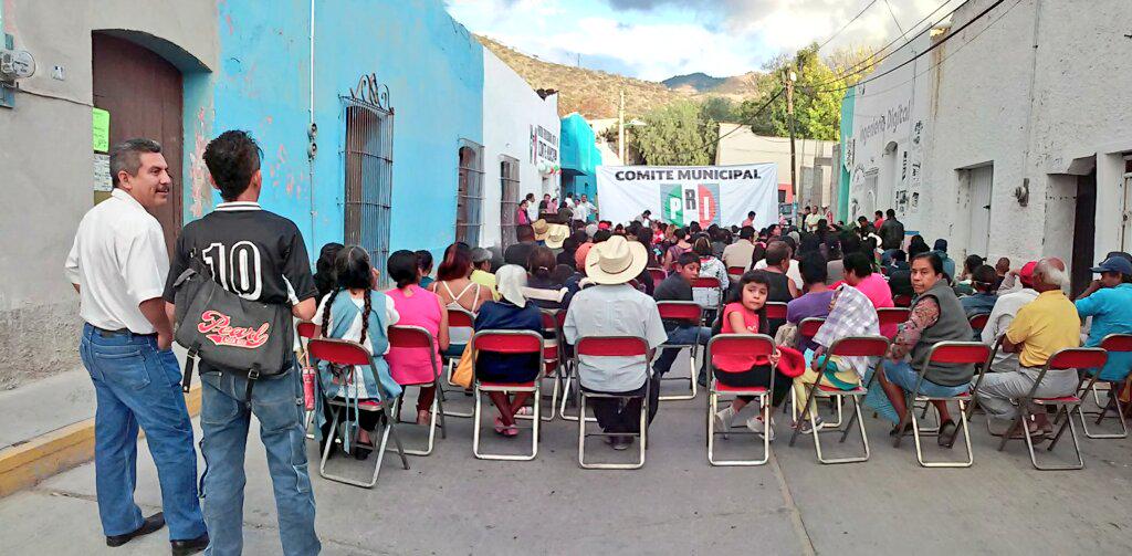 luisgr879's tweet photo. La militancia #Pripresente @Mafud_PRI http://t.co/sD2ubWHYPa