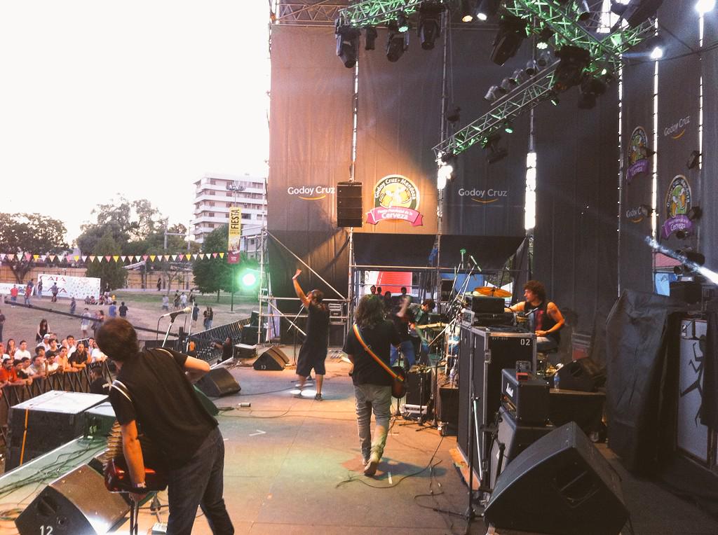 chanchova_'s tweet photo. Ya estamos en la #fiestadelacerveza de Godoy Cruz... Ya tocaron La Vaina de Shuan... Unos capos http://t.co/WbwzOmQy5X
