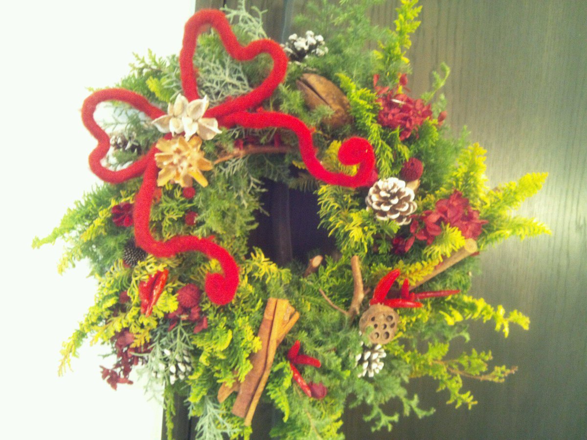 黄金水流ヒバ　クリスマスリース 近くのブティックオーナーの素敵な邸宅で「クリスマスリース」を作って