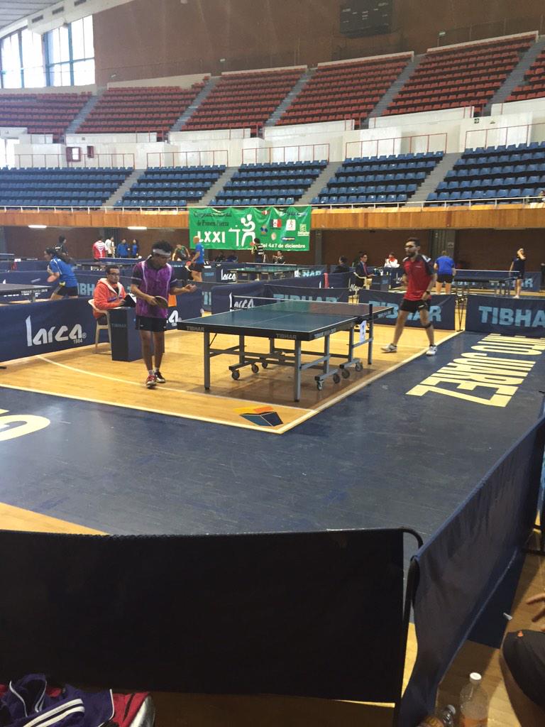El director del deporte felicitando a la selección de BJ que obtienen medallas en el torneo nacional de tenis de mesa