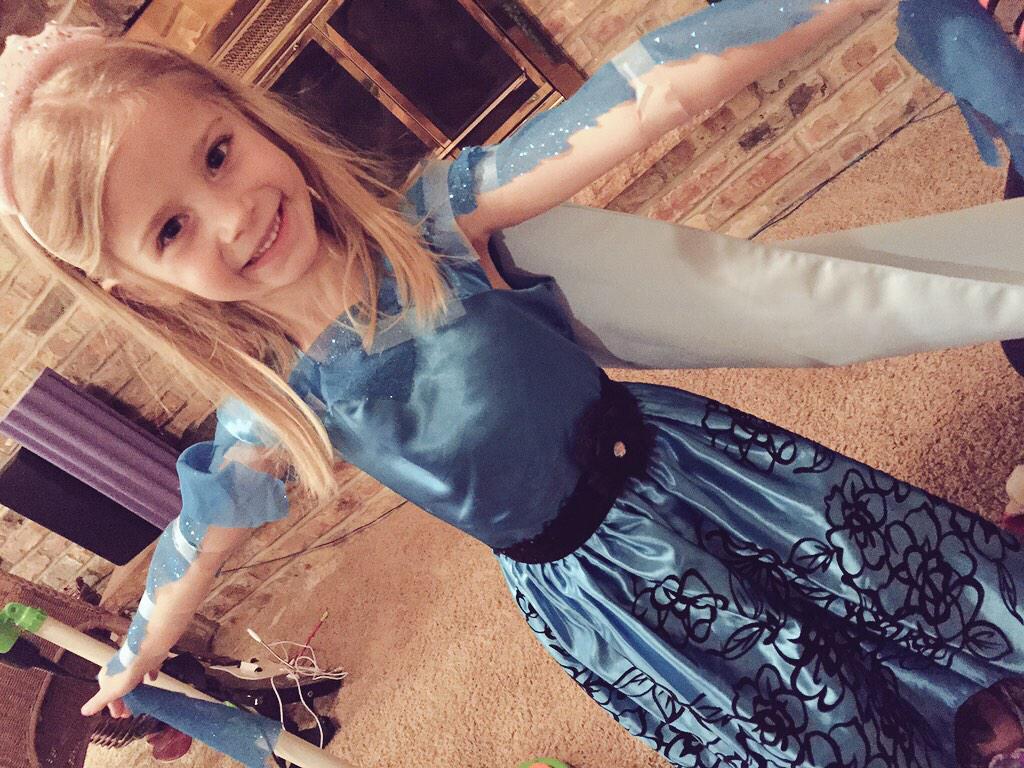 MarthaWeaverMN's tweet image. .With @3M #Scotch tape, all things are possible. #imaginationwins #Elsa #Frozen  #InTapeWeTrust
