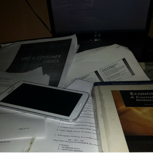 Shevii876's tweet photo. Exam time Macro econ busy weekend #SavedByData #CurrentSituation #JamaicanWeekend http://t.co/FRIwRMdUxe http://t.co/uLNQSSBJxP