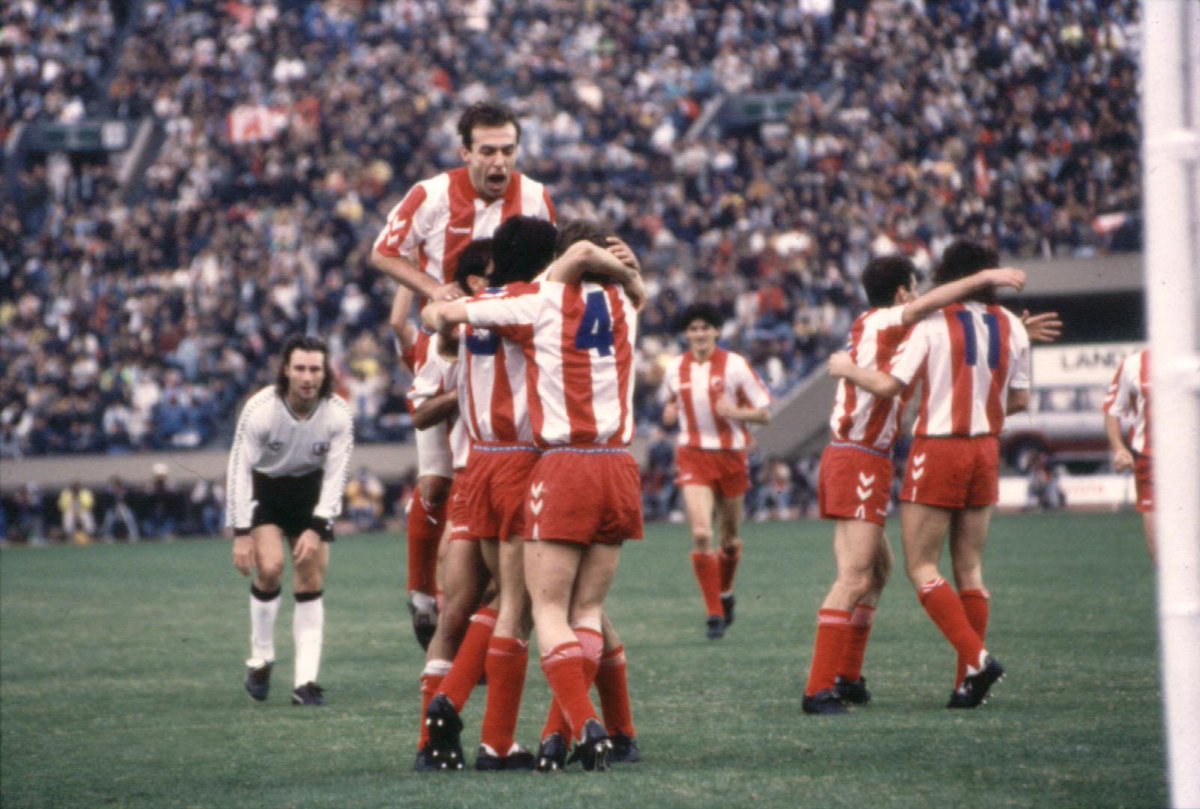 crvenazvezdafk's tweet photo. Na današnji dan, pre 23 godine, Crvena zvezda se popela na krov sveta. #FKCZ http://t.co/PzTBs5lhzd