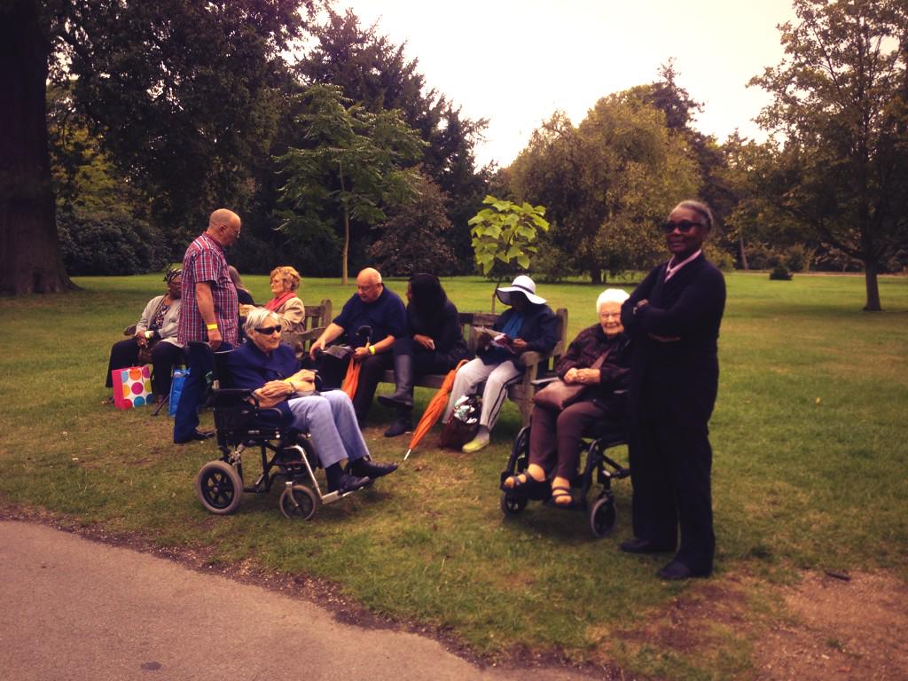 Barbie_Doll00's tweet photo. Care home residents in Maida Vale - taking them out to Kew Gardens! So much fun and inspiration #25DaysOfGoodDeeds http://t.co/IeEMedxj1Y
