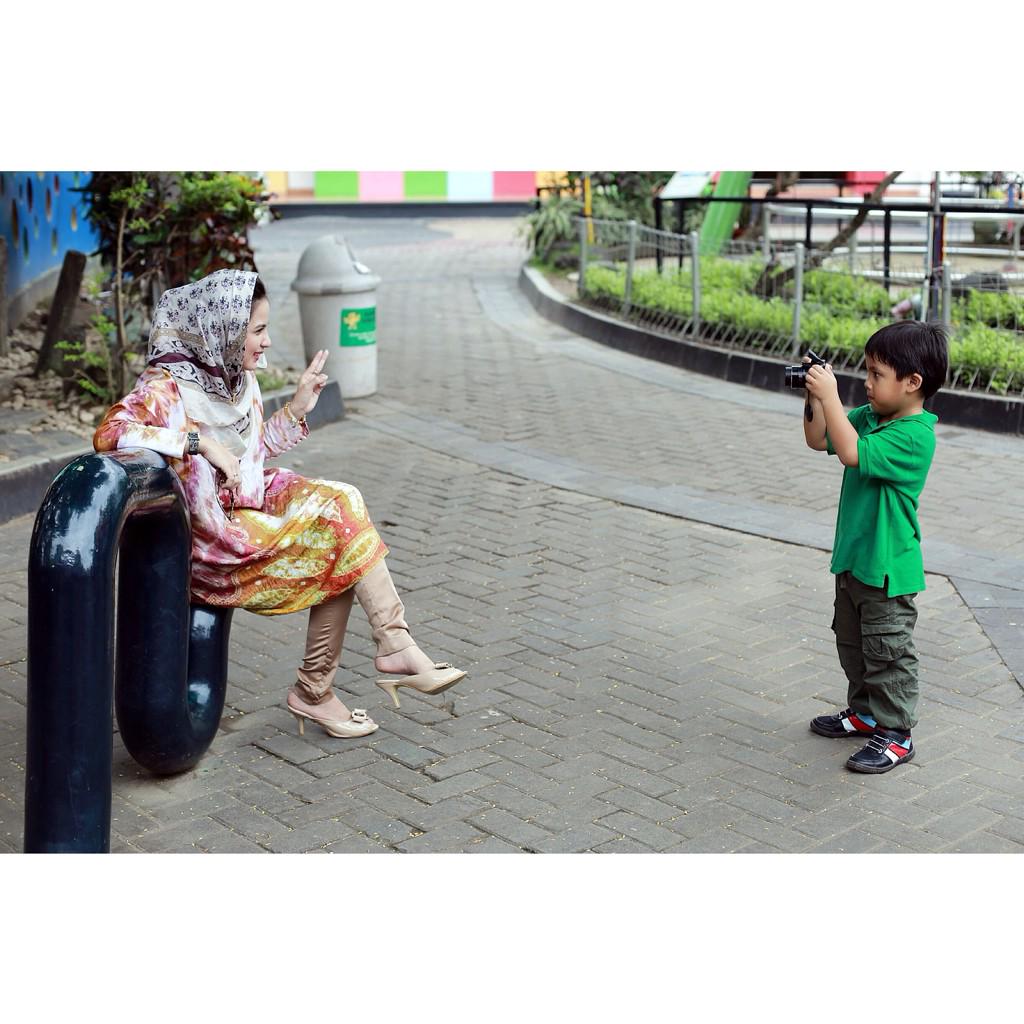 Ivan sedang memotret Bundanya...