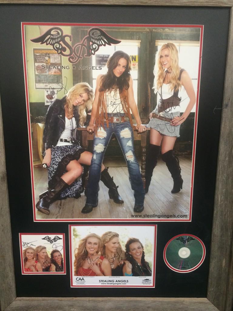 Happy to see these beauties in Vegas 😉 <a href="/CaroHobby/">Caroline Hobby</a> <a href="/jenwayne/">Jennifer Wayne</a>