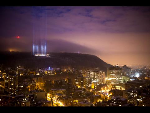 Autre coup d'œil sur 14 rayons de lumière pour 14 femmes assassinées #poly25ans #momentfactory