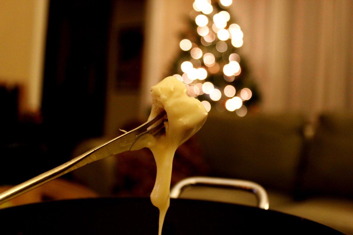 RotioFood's tweet photo. Christmas #fondue #rotiofood #foodforchristmas #cheeseandgarlic #breadandcheese http://t.co/M1aan3Z8zN http://t.co/mHzhpwosmE