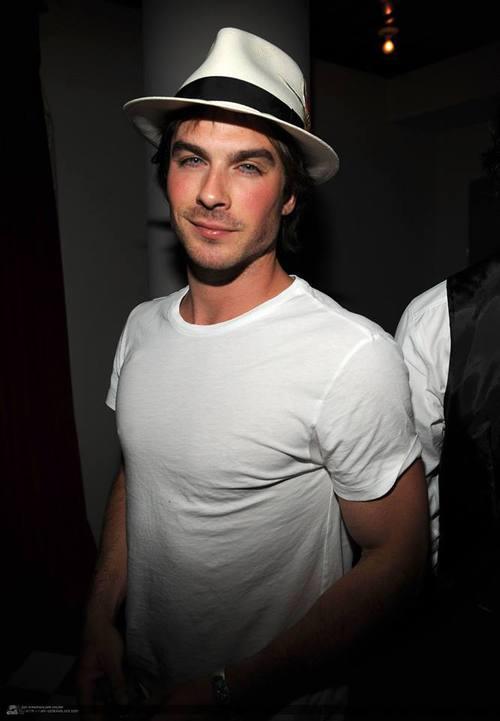Parabéns para o homem mais lindo e maravilhoso que eu já vi, amo vc Happy Birthday Ian Somerhalder From Brazil 