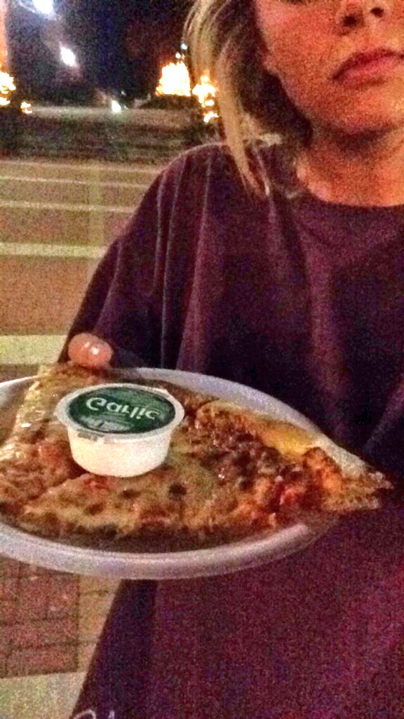 aveeee16's tweet photo. It's the most wonderful time of the year...... 🍕 http://t.co/9UJCZ7NPvv
