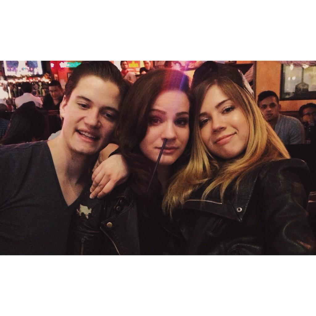 brookepalsson's tweet photo. This Magic Moment 

@IsJustKelly couldn't find you on the Gram of Insta 
@jennettemccurdy however...💃💃💃 http://t.co/37fUxcso9b