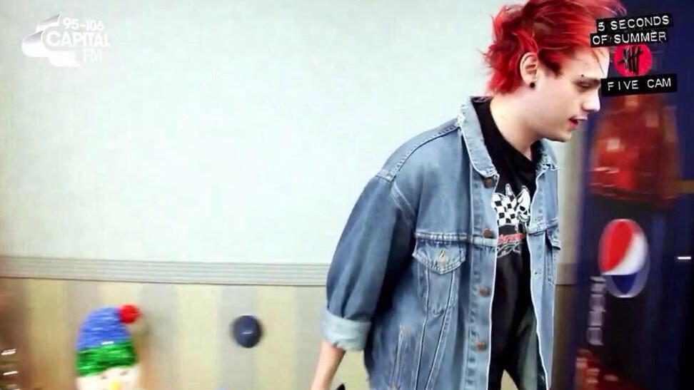 pineapluke's tweet photo. when someone in public says 5-es-oh-es instead of 5sos http://t.co/rcU16FfVIN
