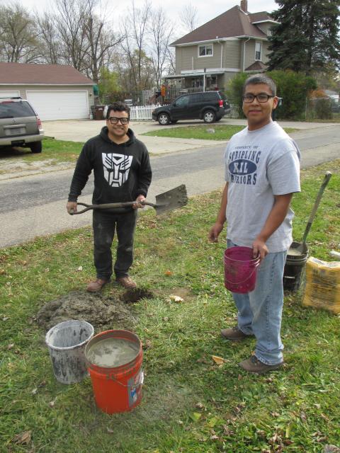alantwall's tweet photo. Elders giving service in the Dayton Second Branch! #socialmediasplit #mormon #ShareGoodness http://t.co/V3OmRJINlW