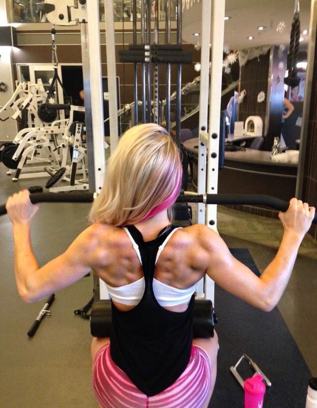 HaileyHinz's tweet photo. Back day 🙌 #backandabs #babymuscles #growingeveryday #workinprogress #fitfam #fitchick http://t.co/2f78Iij8Py