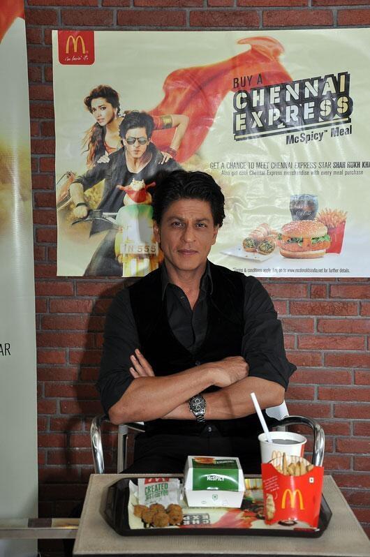 Sweet! 😏☺😏 ♥ <a href="/iamsrk/">Shah Rukh Khan</a> at McDonald's 😍😍😍 🍟🍔