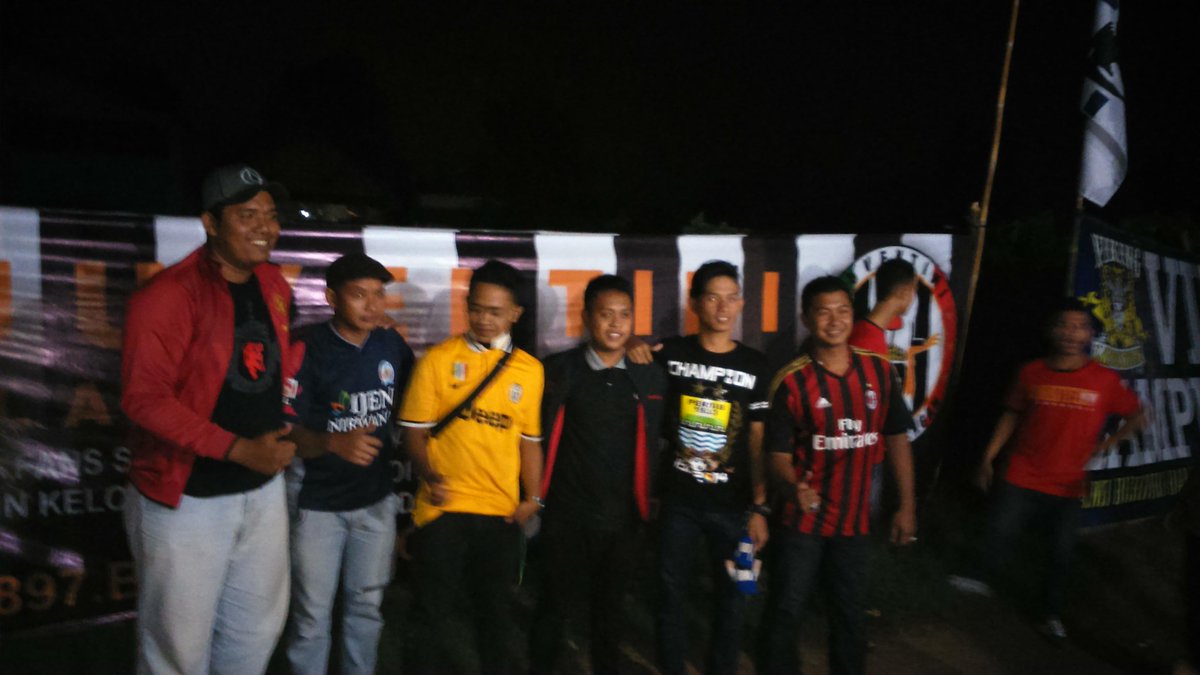 Berdiri bersama Capo <a href="/MI_Lamteng/">Milanisti Lamteng</a> <a href="/UtdIndonesiaLTH/">UtdIndonesia Lamteng</a> @AIS_LAMTENG juventini arema dan viking lamteng