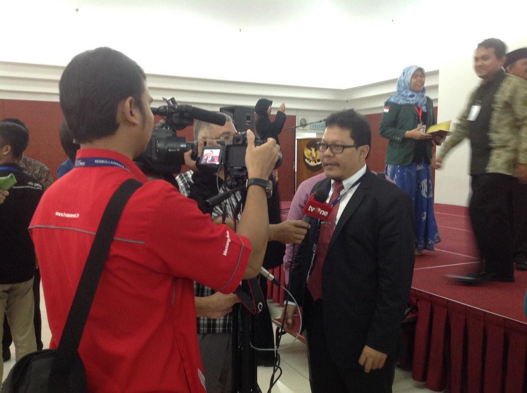 MYIDforum's tweet photo. Atase pendidikan, Prof Ari sedang diwawancarai mengenai KKMMI oleh @VIVAnews http://t.co/WQVF1I3ld9